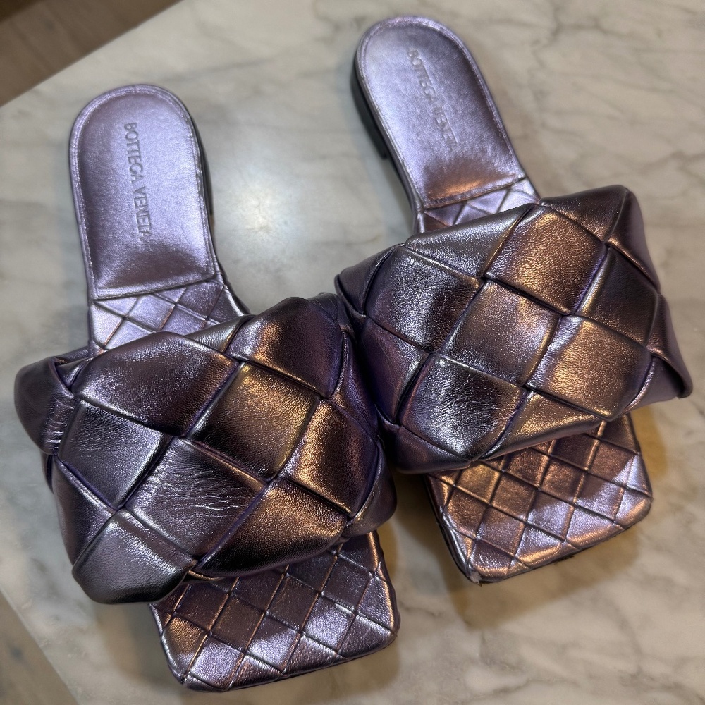 $1350 Bottega Veneta Lido Metallic Purple Violet Flat Sandals Shoes 7.5 US